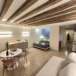 cozy-studio-with-canal-view.hotelslidodijesolo.com/